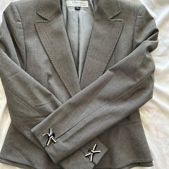 Women’s 2 piece skirt and jacket. Bow detail on sleeves. Great for the office - Picture 5 of 8